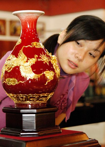 首届海峡两岸工艺美术交流会厦门举行——精品工艺美术品荟萃一堂